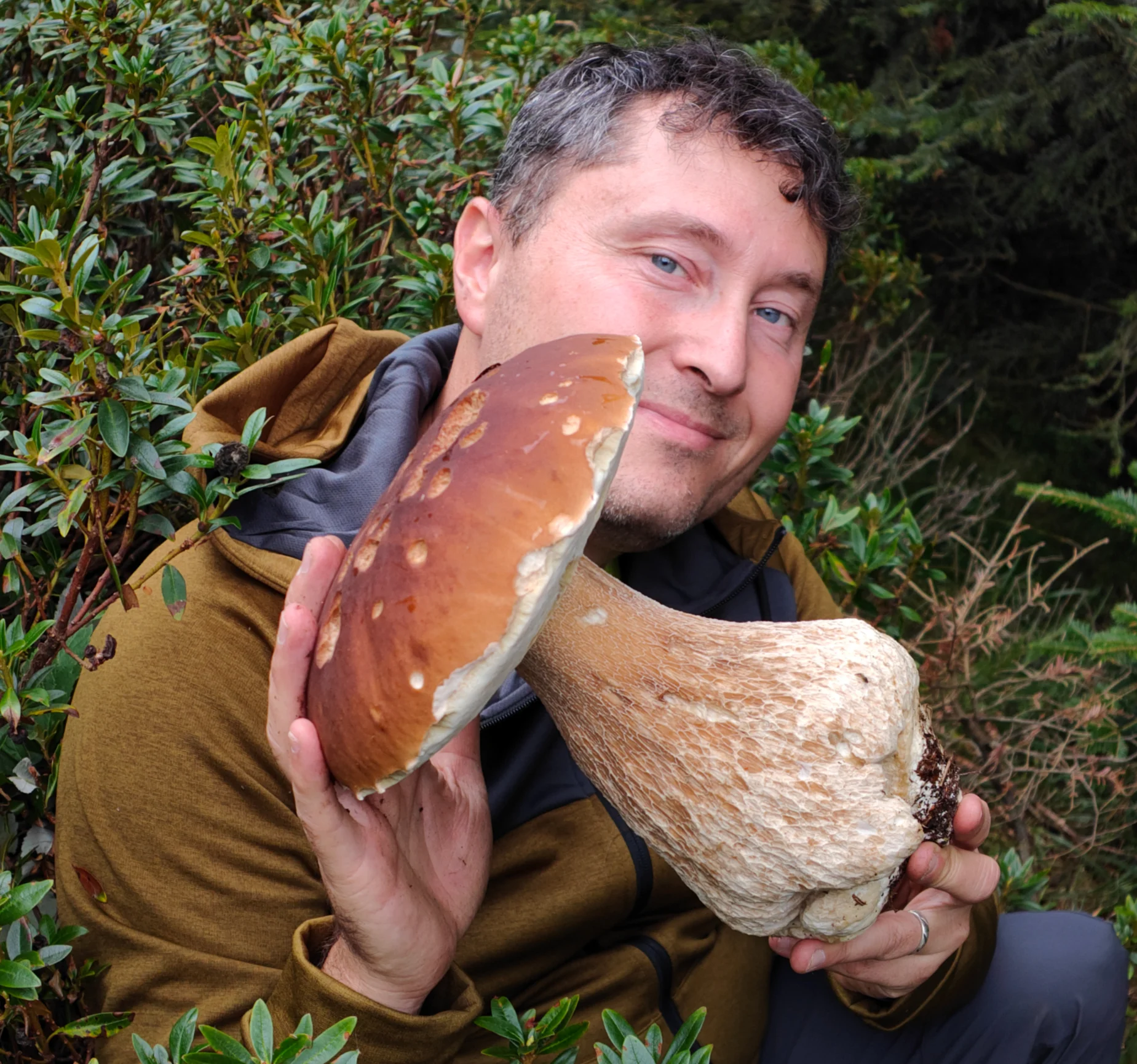 Nicolò Oppicelli nel bosco, con un grande fungo fra le mani